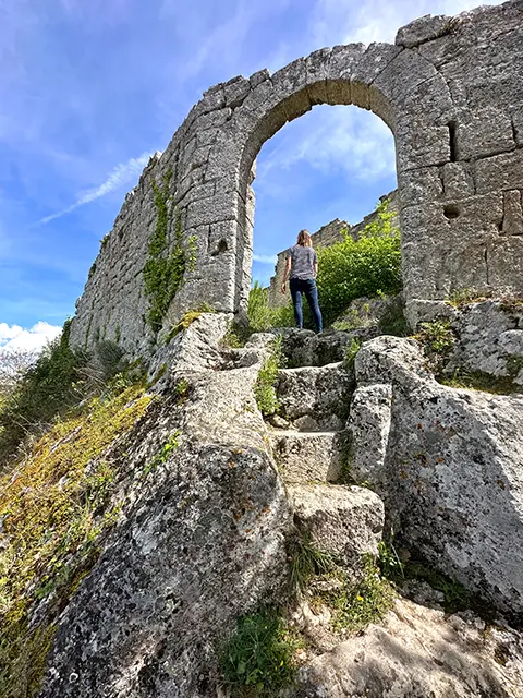 Visiter les ruines du Fort de Buoux dans le Luberon